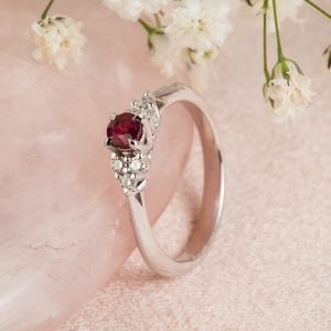 Anillo Oro Blanco 18k Rubi y Diamantes