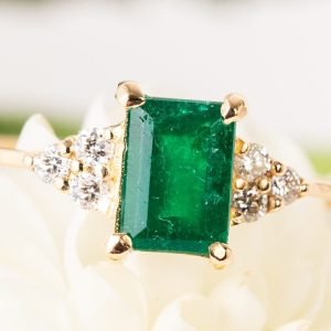 Anillo Oro 18k Esmeralda Corte Baguette y Diamantes