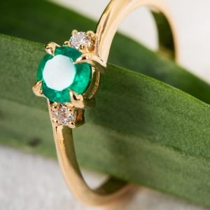Anillo Oro 18k Esmeralda Redonda y 2 Diamantes